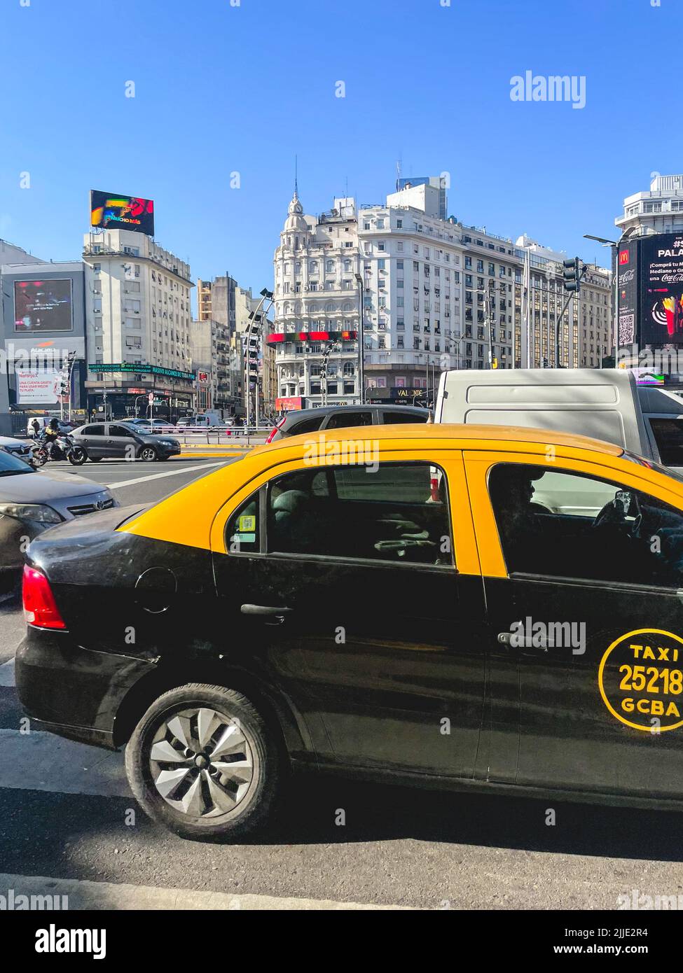 9 de Julio avenid, berühmte Straße in Buenos Aires Argentinien. Juli 18 2022. Stockfoto