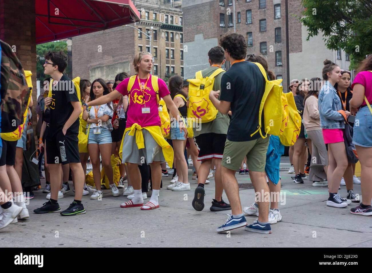 Massen von Teenagern in einer Reisegruppe versammeln sich am Samstag, den 16. Juli 2022, vor einem Restaurant in Chelsea in New York . Die NYC & Company hat Prognosen veröffentlicht, dass die Stadt bis Ende 2022 56,7 Millionen Besucher sehen wird, was etwa 85 % der 66,6 Millionen Besucher aus dem Jahr 2019 entspricht. (© Richard B. Levine) Stockfoto