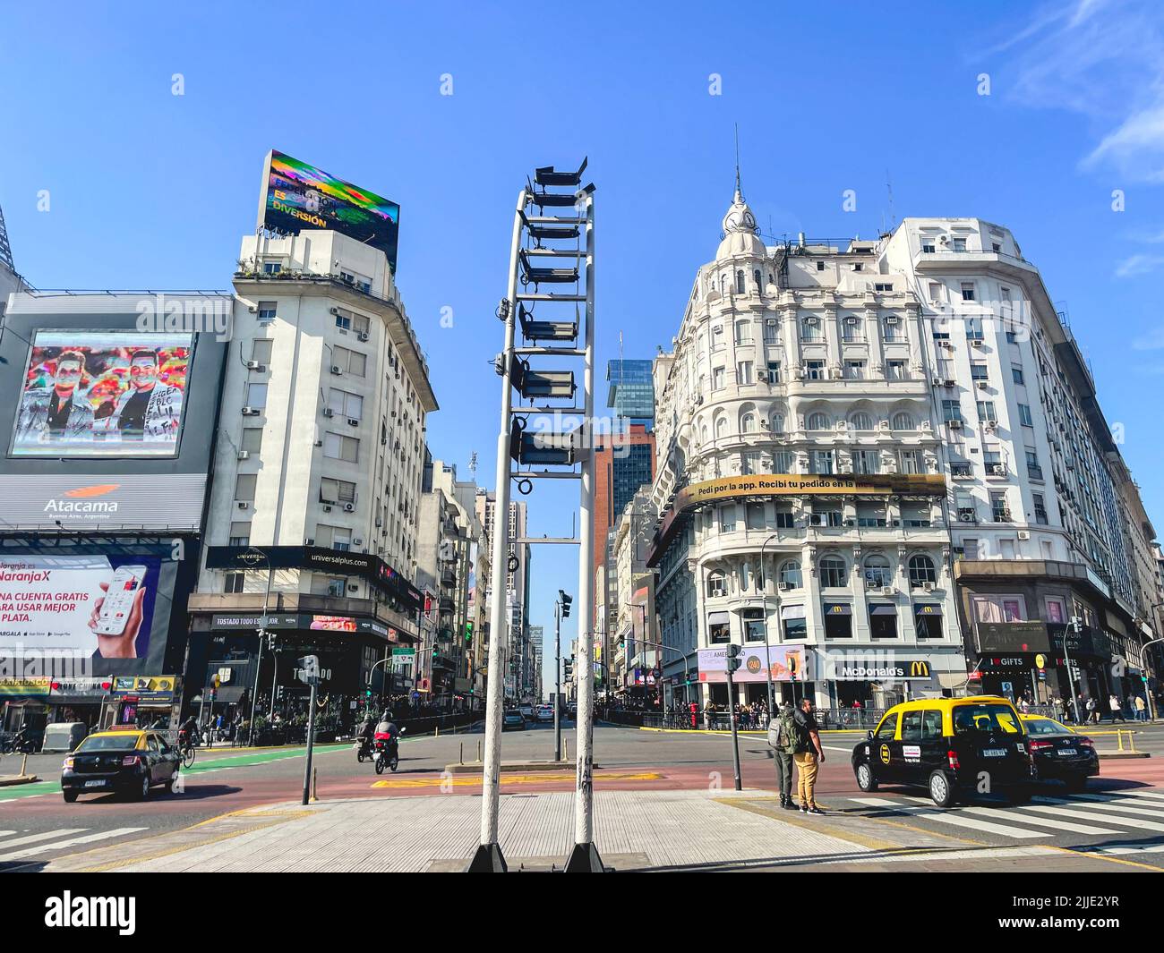 9 de Julio avenid, berühmte Straße in Buenos Aires Argentinien. Juli 18 2022. Stockfoto