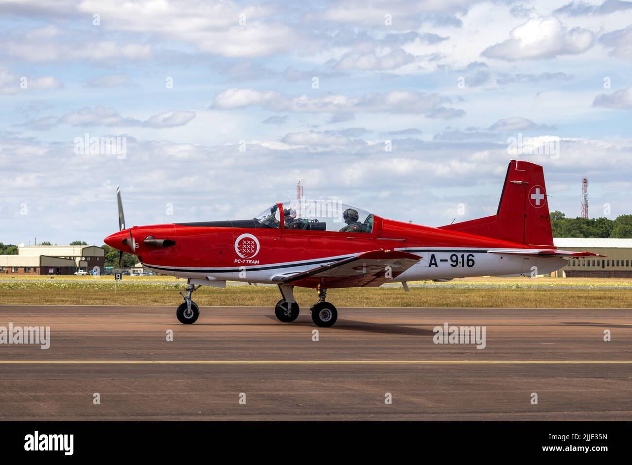 Pilatus PC-7 Turbo Trainer der Schweizer Luftwaffe bei RAF Fairford am 14.. Juli, um an der Royal International Air Tattoo 2022 teilzunehmen Stockfoto