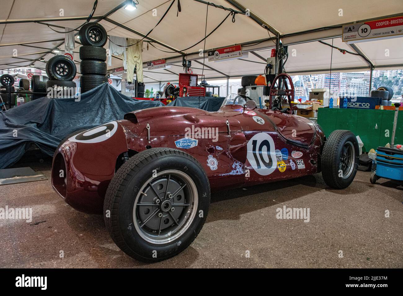 Ein Cooper Bristol in den Boxen des historischen Grand Prix von Monaco Stockfoto