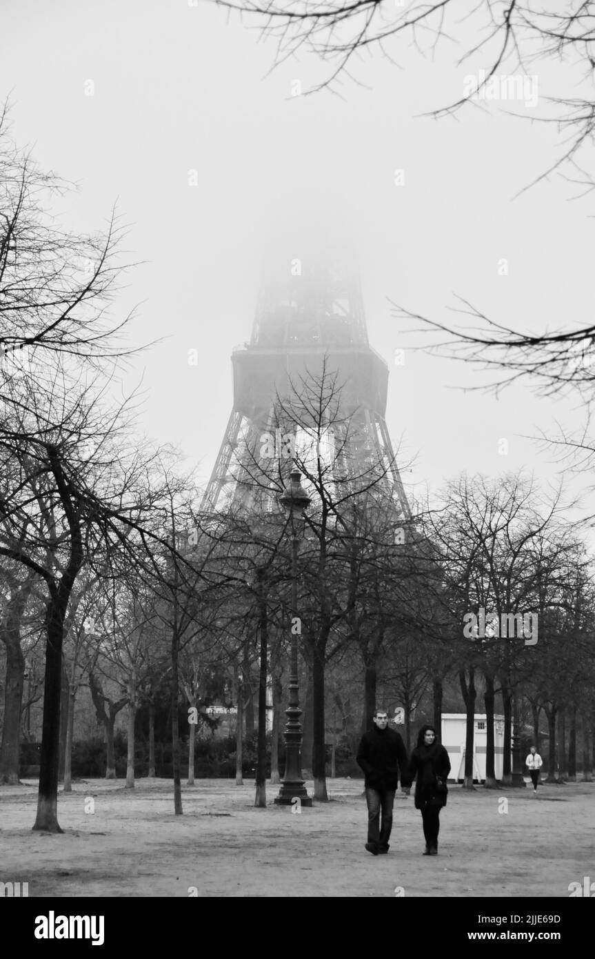 Eiffelturm, in Nebel gehüllt, schwarz und weiß Stockfoto