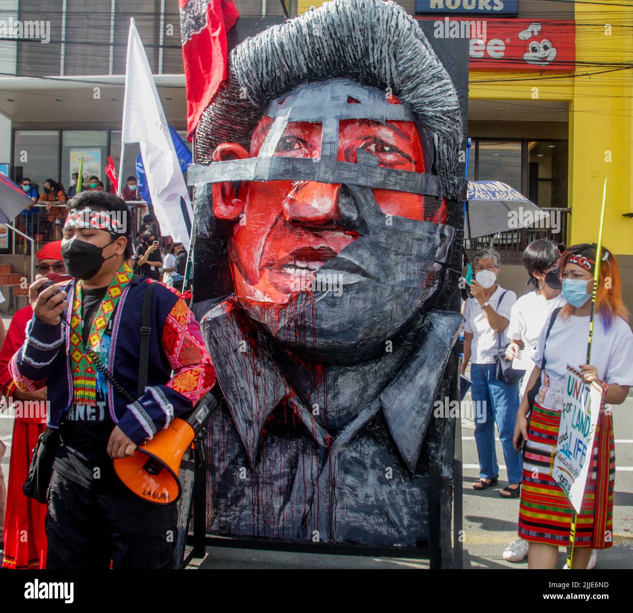 Quezon City, NCR, Philippinen. 25.. Juli 2022. Die erste Rede des philippinischen Präsidenten Ferdinand ''Bongbong'' Marcos Jr. wurde durch einen Protest der militanten Gruppen eingeleitet. (Bild: © Edd Castro/Pacific Press via ZUMA Press Wire) Stockfoto