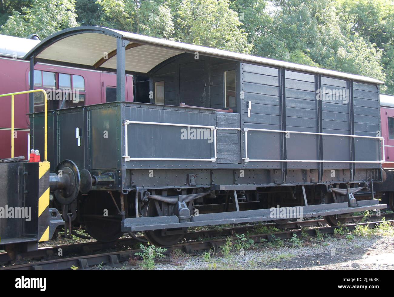Ein Vintage Black Railway Train Wache Van in einem Siding. Stockfoto