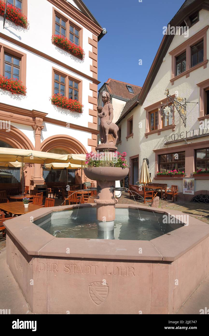 Marktbrunnen mit altem Rathaus in Lohr am Main, Bayern, Deutschland Stockfoto
