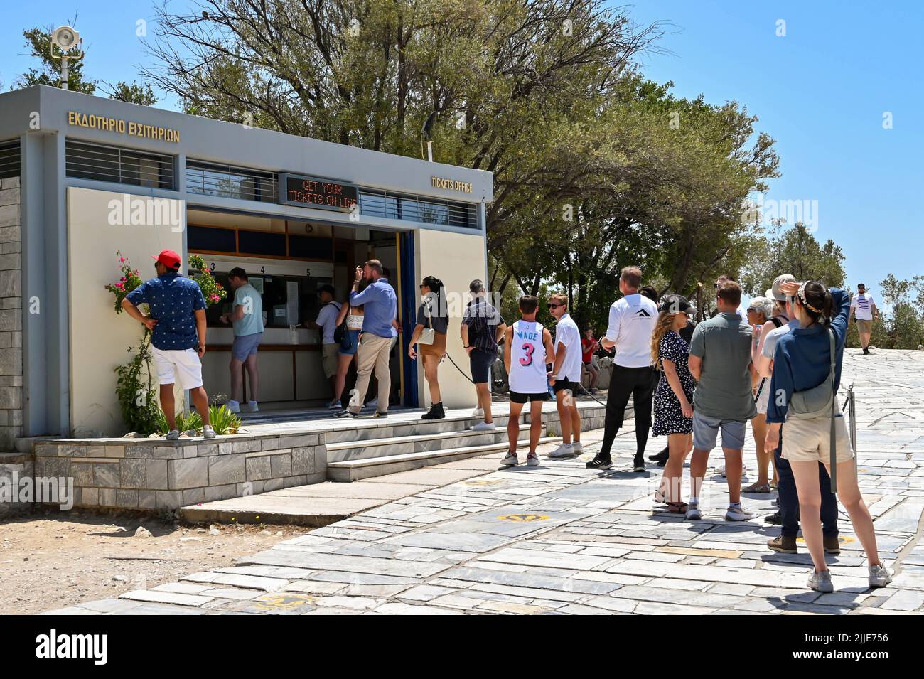 Athen, Griechenland - 2022. Mai: Menschen stehen am Ticketschalter am Eingang der Akropolis in der Schlange Stockfoto