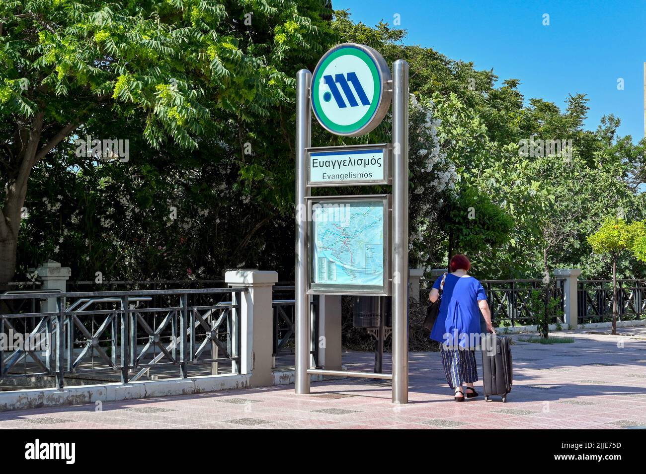 Athen, Griechenland - 2022. Juni: Person mit Gepäck, die in eine der U-Bahnstationen der Stadt fährt Stockfoto