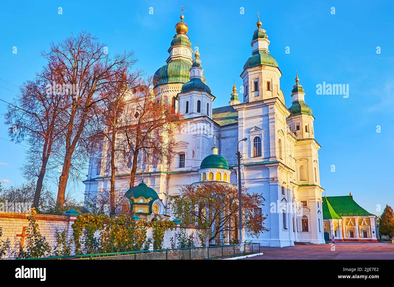 Die historische Kathedrale der Heiligen Dreifaltigkeit des Dreifaltigkeitsklosters Elias befindet sich im Boldingebirge in Tschernihiv, Ukraine Stockfoto
