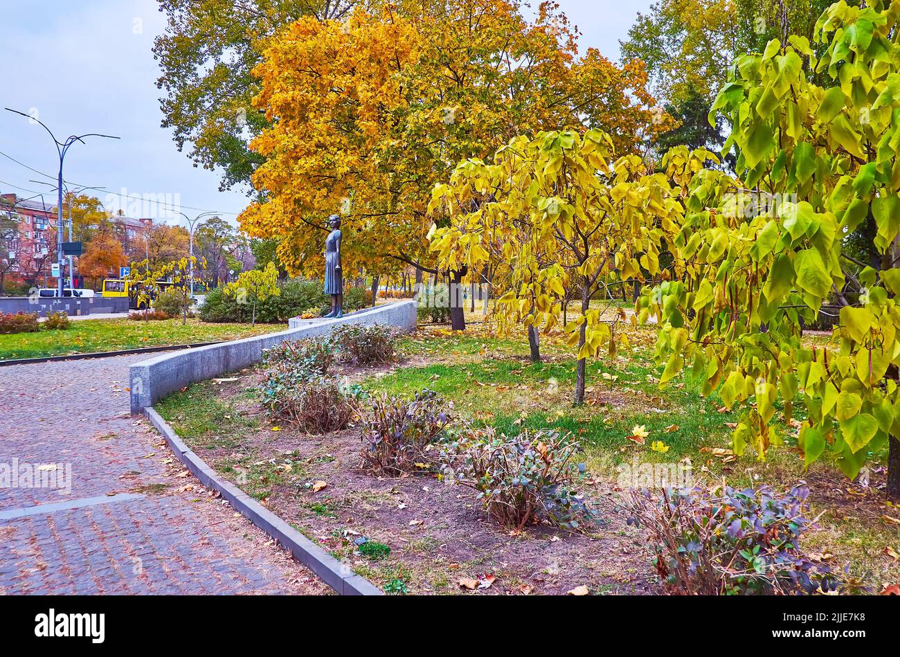 Die Gasse im Herbst Babyn Yar Holocaust Memorial Park mit Blick auf das Denkmal von Tatiana Markus, Kiew, Ukraine Stockfoto