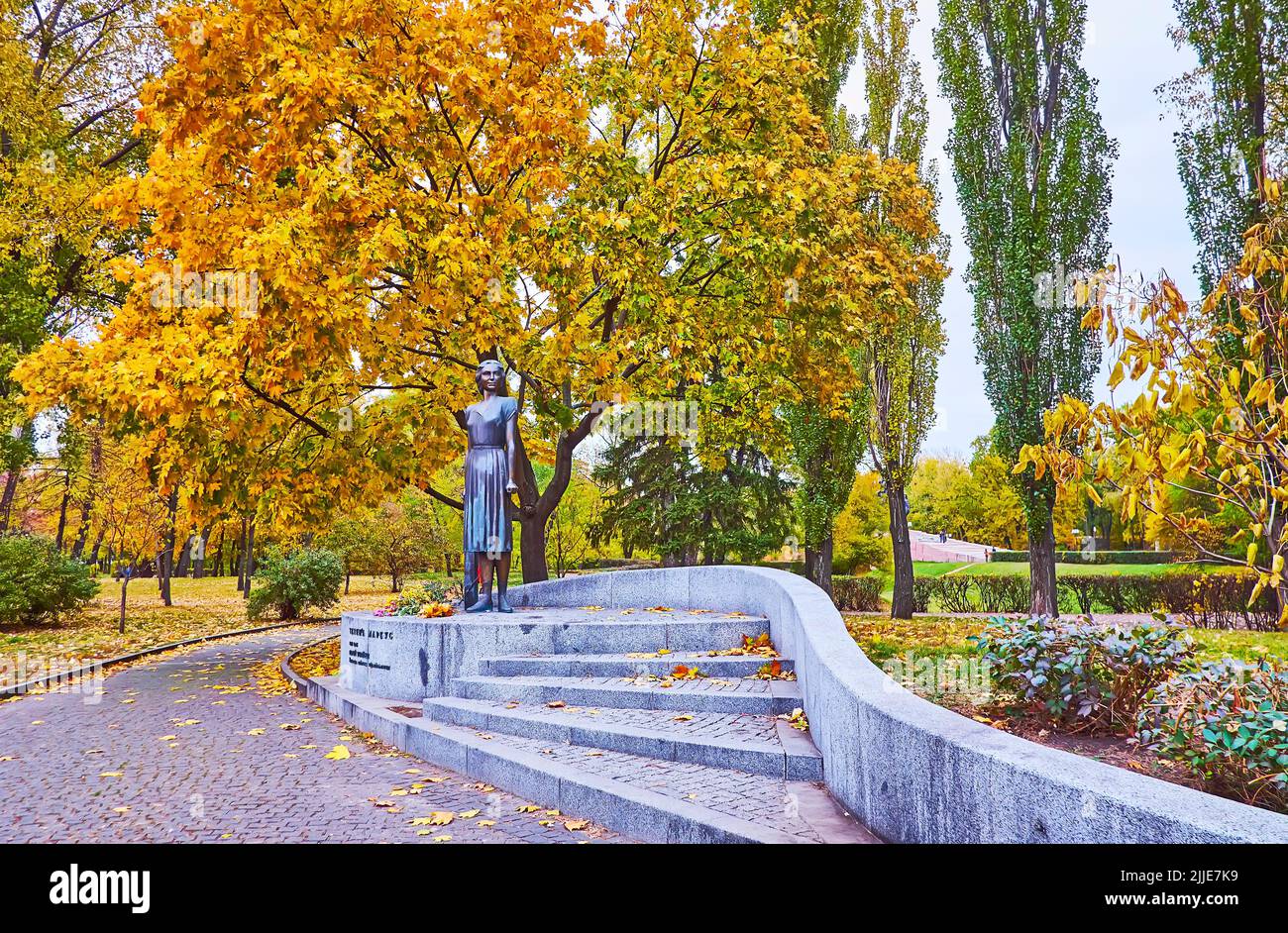 Denkmal von Tatiana Markus unter den schönen gelben Herbstbäumen des Holocaust-Gedenkparks Babyn Yar, Kiew, Ukraine Stockfoto