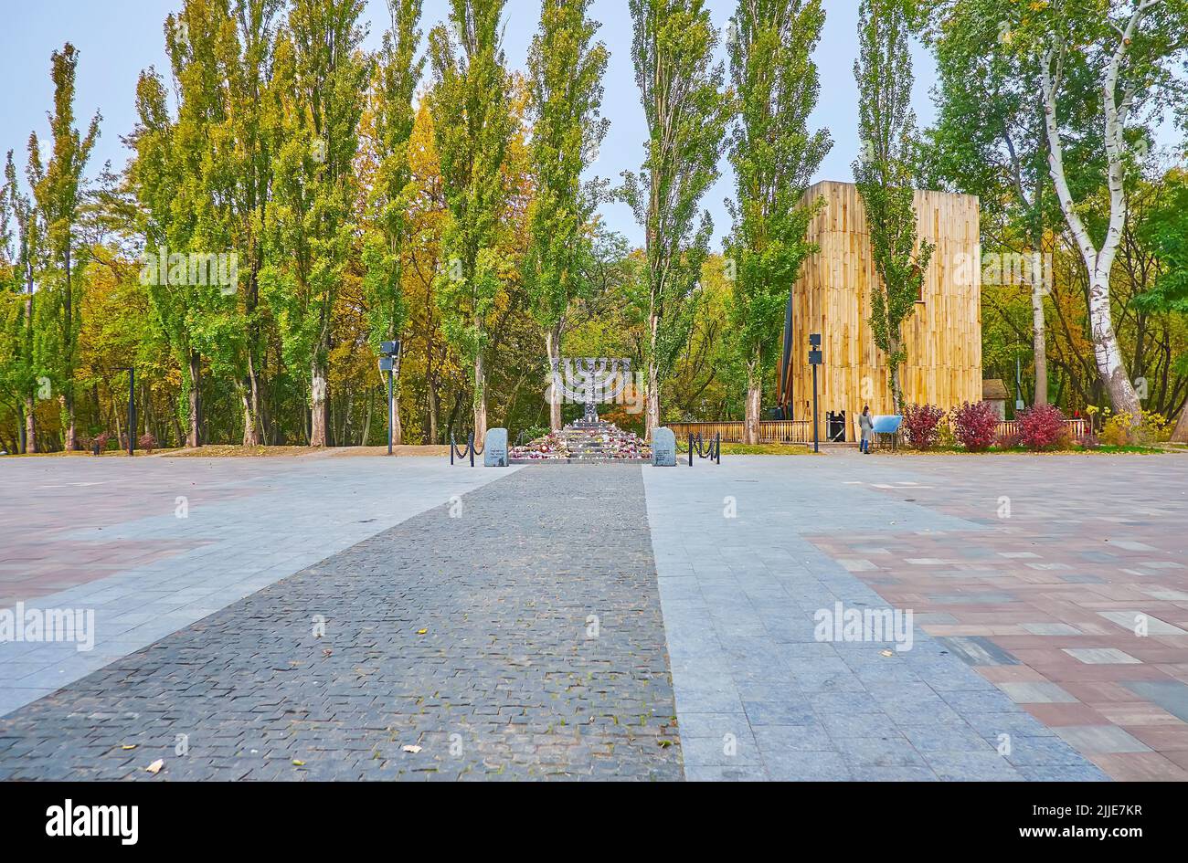 Die Papplallee hinter dem Menorah-Denkmal im Holocaust-Memorial-Park Babyn Yar, Kiew, Ukraine Stockfoto