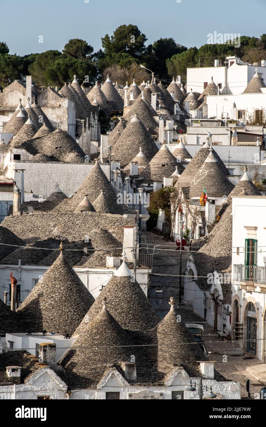 Malerische Stadtlandschaft der Innenstadt von Alberobello mit seinen berühmten Trulli-Gebäuden, Süditalien Stockfoto