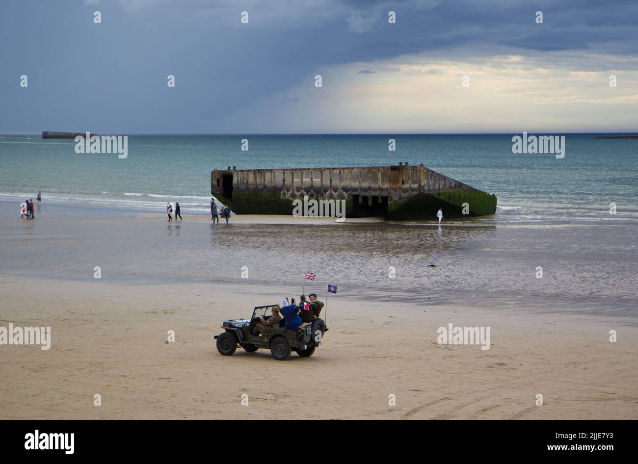 Arromanches Les Bains, Frankreich. 05.. Juni 2022. Reste der Hafenanlage 'Mulberry B' liegen am Strand. Der künstliche Hafen wurde während der Operation Overlord im Zweiten Weltkrieg kurz nach den Landungen gebaut, um als Versorgungshafen genutzt zu werden. Der Strand von Arromanches-les-Bains war am 'D-Day' Teil des Küstenabschnitts 'Gold Beach'. Quelle: Hauke Schröder/dpa-Zentralbild/dpa/Alamy Live News Stockfoto