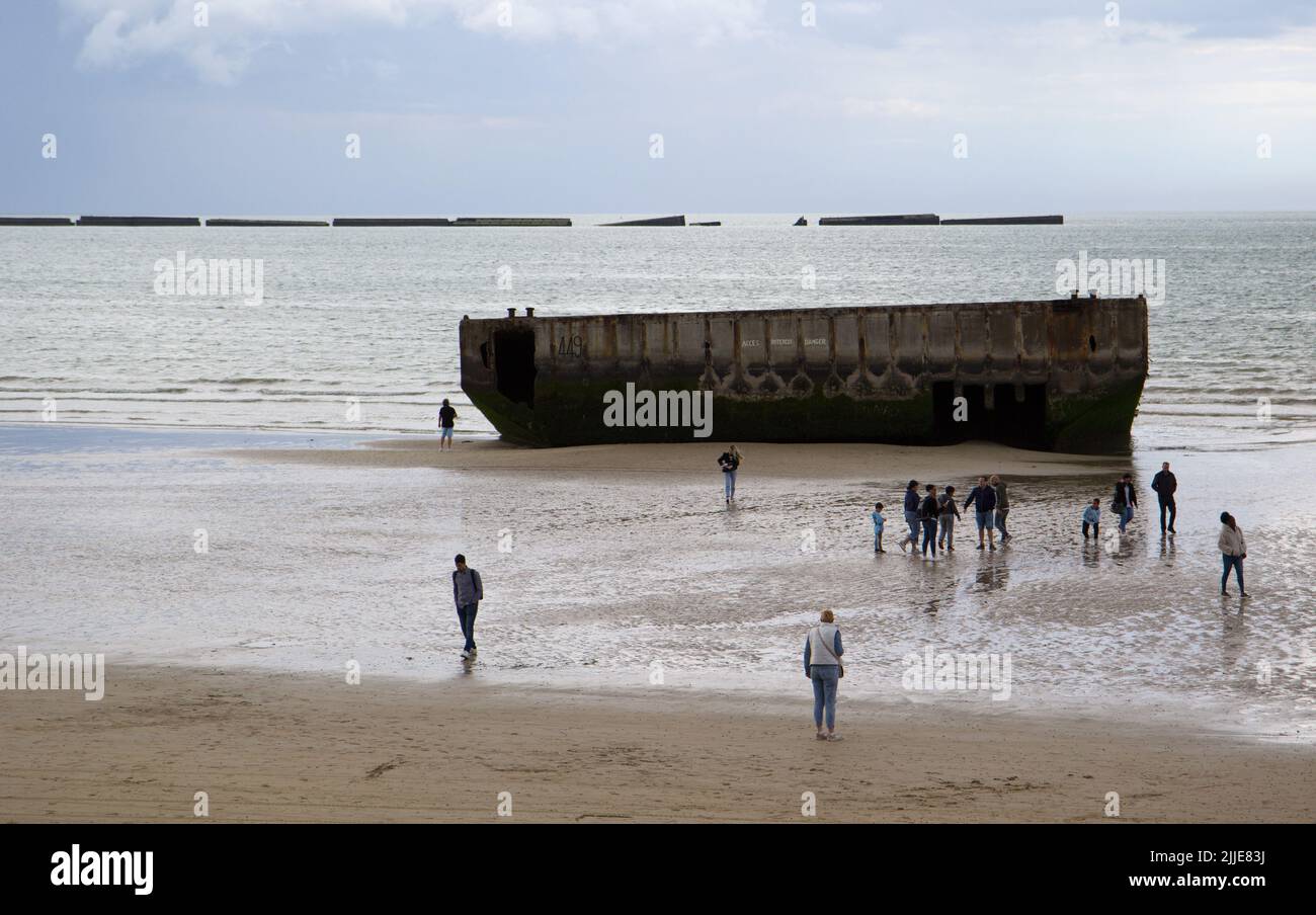 Arromanches Les Bains, Frankreich. 05.. Juni 2022. Reste der Hafenanlage 'Mulberry B' liegen am Strand. Der künstliche Hafen wurde während der Operation Overlord im Zweiten Weltkrieg kurz nach den Landungen gebaut, um als Versorgungshafen genutzt zu werden. Der Strand von Arromanches-les-Bains war am 'D-Day' Teil des Küstenabschnitts 'Gold Beach'. Quelle: Hauke Schröder/dpa-Zentralbild/dpa/Alamy Live News Stockfoto