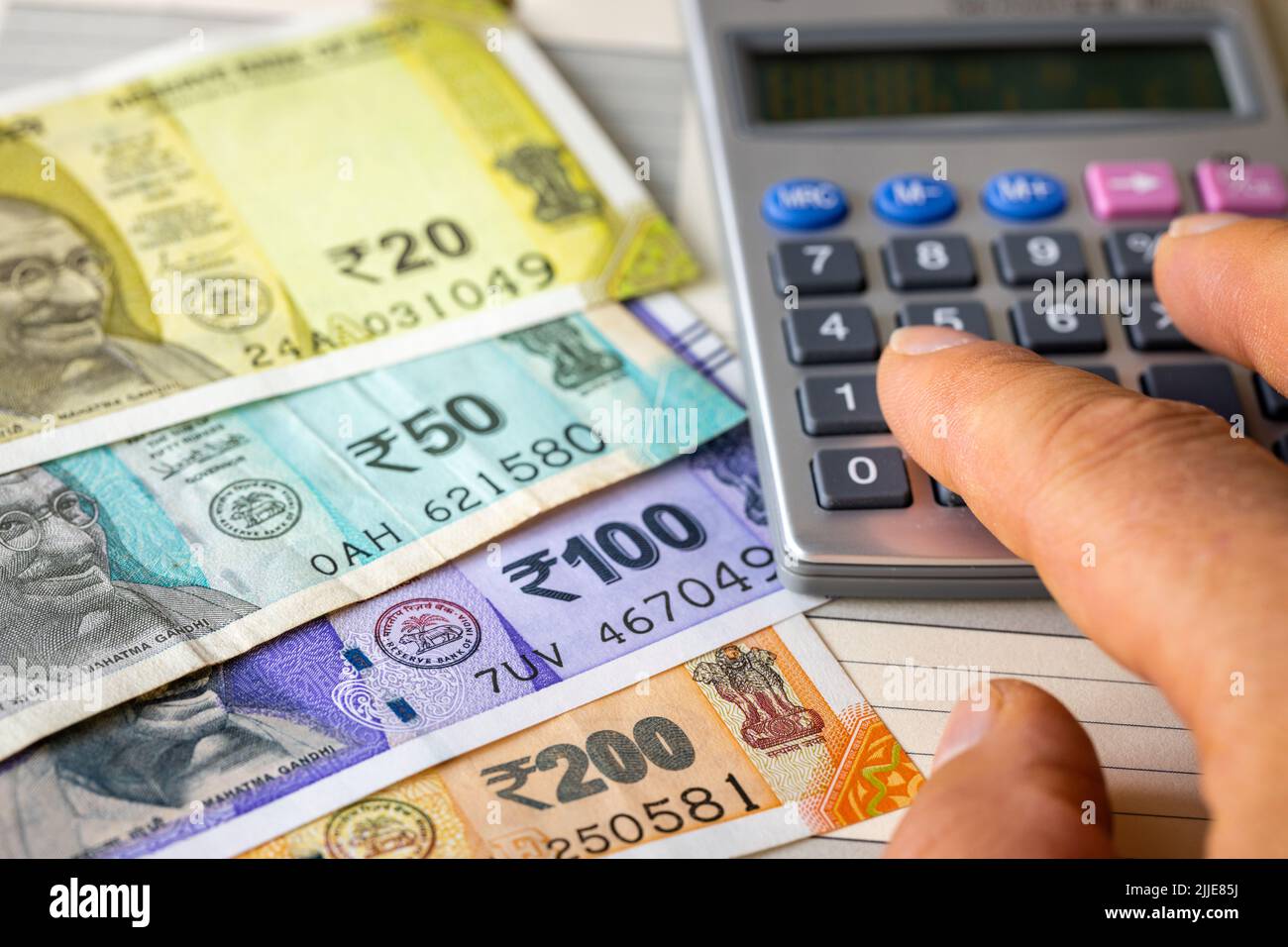 Indisches Geld, Kosten- oder Gewinnberechnung, neue Banknoten, Rupie, Finanzgeschäftskonzept Stockfoto