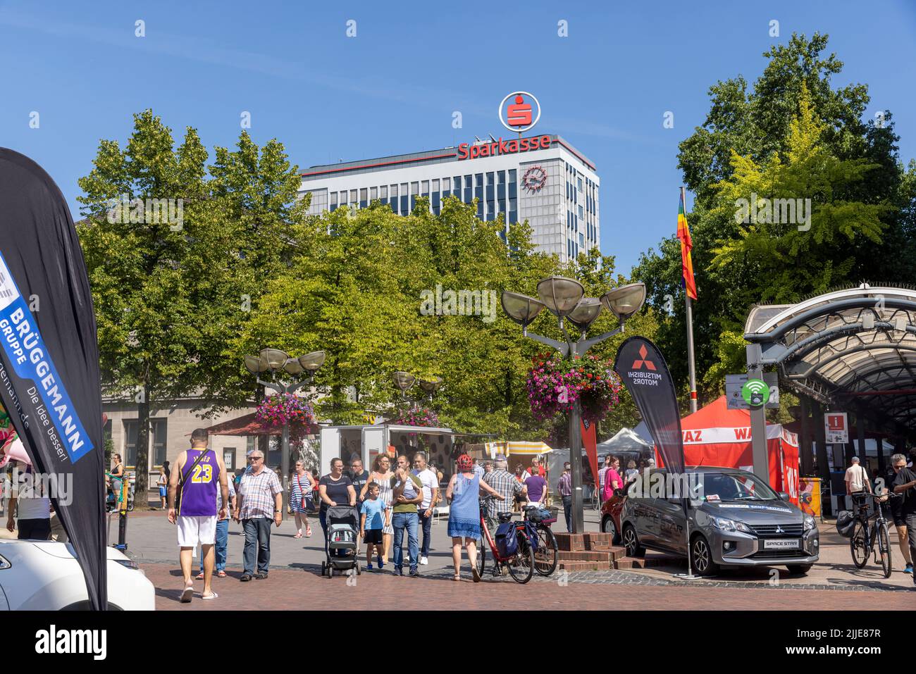 An einem warmen Sommerwochenende drängen sich Menschen in der Duisburger Fußgängerzone Stockfoto