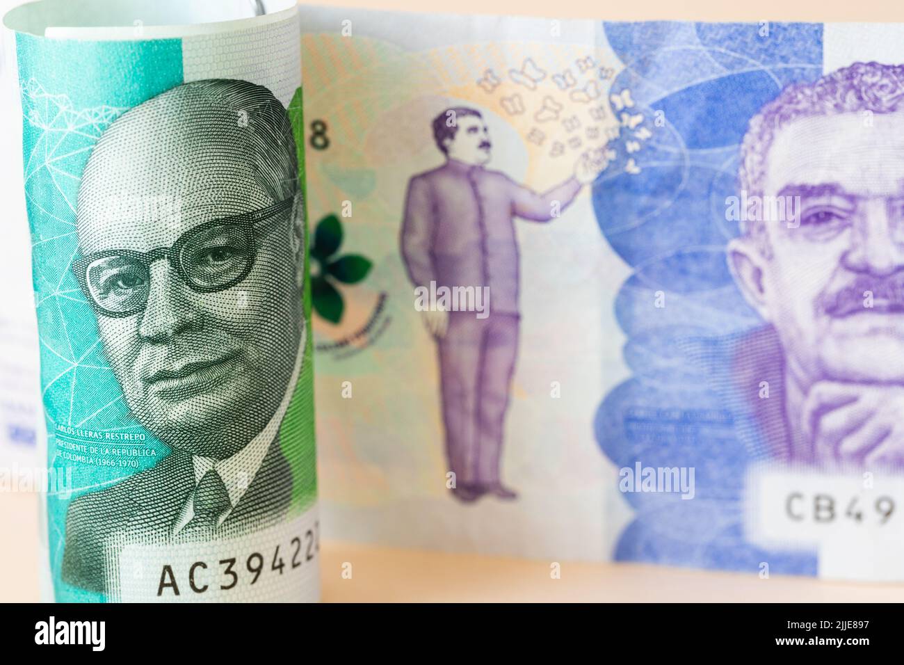 Währung von kolumbien, zusammengerollt Banknote 100 Pesos neben 50, höchste Stückelungen, Wert des Geldes Konzept, finanzielle Geschäftshintergrund Stockfoto