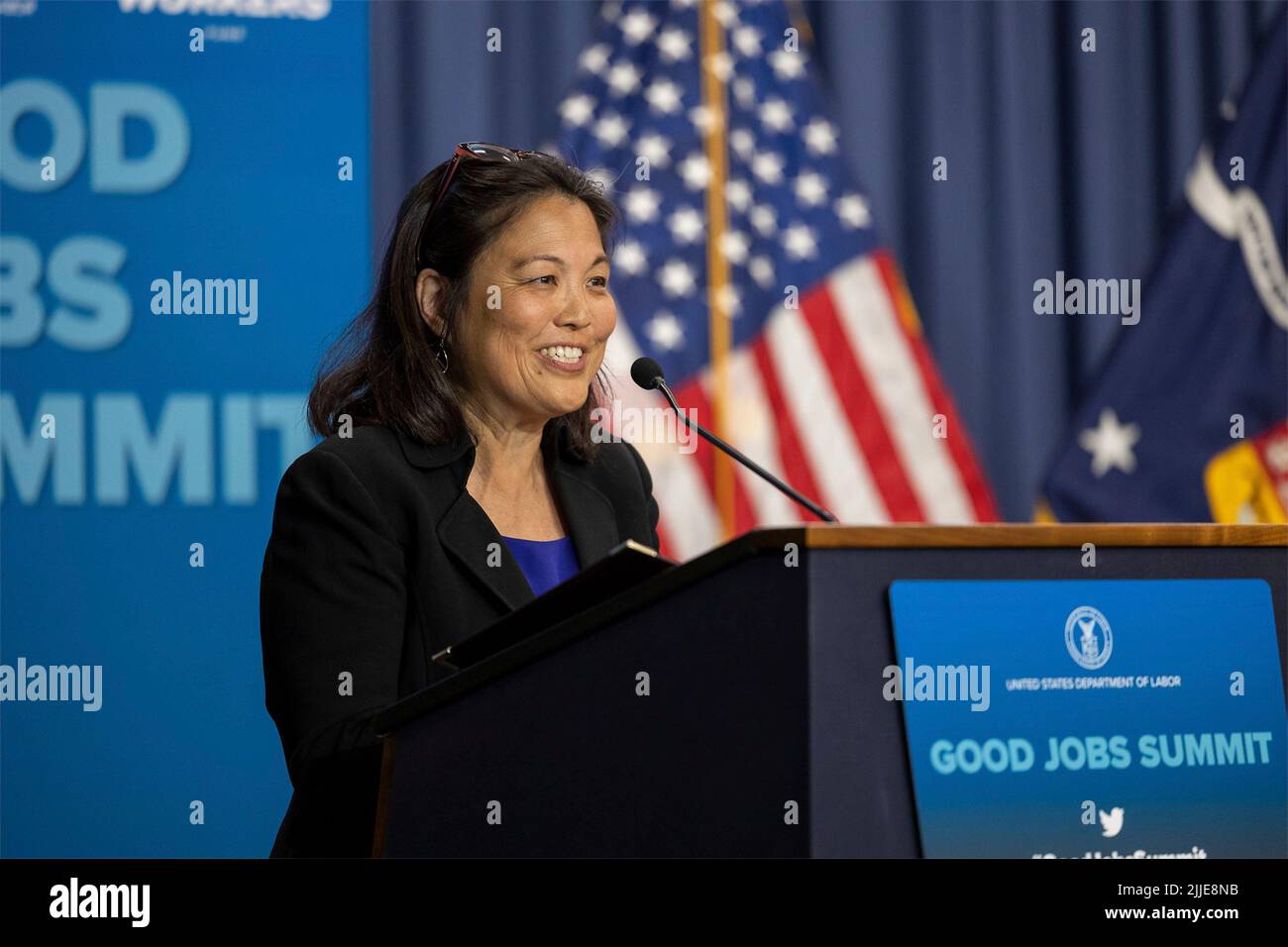 Washington, Vereinigte Staaten von Amerika. 21. Juni 2022. Julie Su, stellvertretende US-Arbeitsministerin, hält während des Good Jobs Summit am 21. Juni 2022 in Washington, D.C. im Hauptquartier des US-Arbeitsministeriums eine Rede. Quelle: Alyson Fligg/Dept of Labor/Alamy Live News Stockfoto