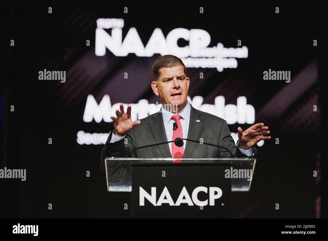 Atlantic City, Vereinigte Staaten von Amerika. 18. Juli 2022. Der US-Arbeitsminister Marty Walsh hält am 18. Juli 2022 im Atlantic City Convention Center in Atlantic City, New Jersey, eine Rede vor dem NAACP National Convention Center. Kredit: Matt Stanley/Dept of Labor/Alamy Live Nachrichten Stockfoto