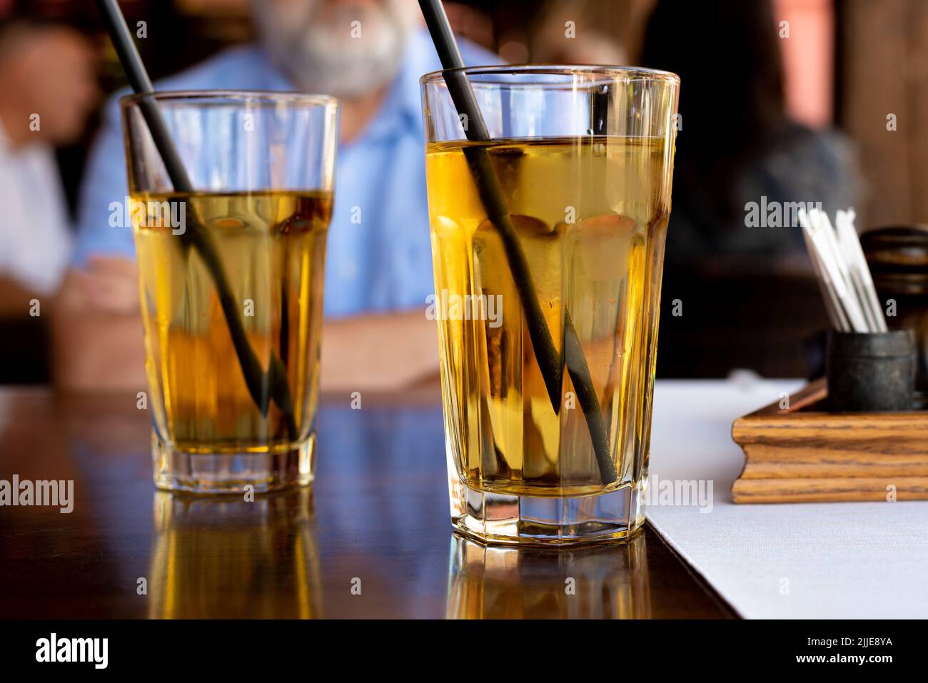 Nahaufnahme von erfrischenden Getränken im Sommer auf dem Tisch im Café Stockfoto