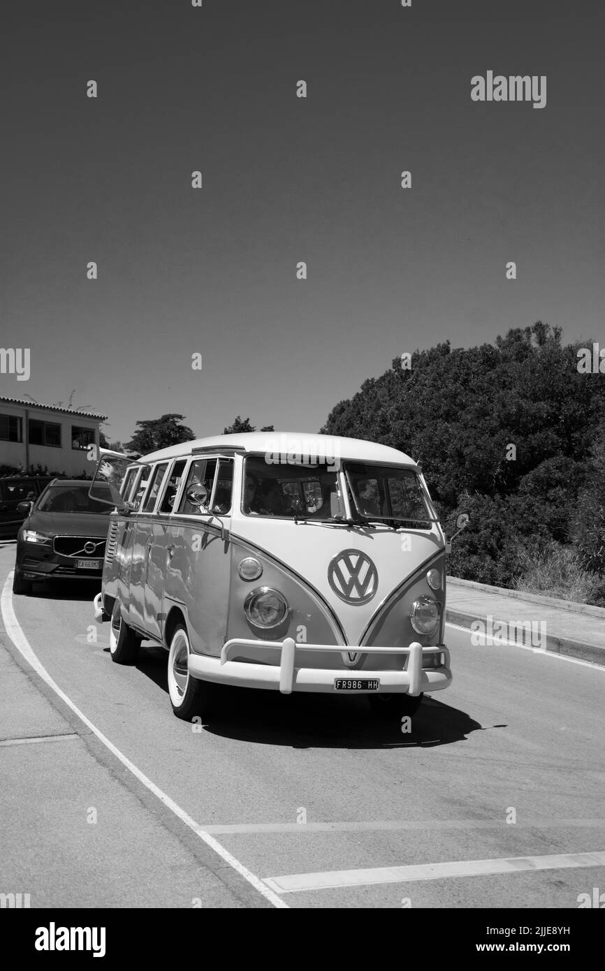 POLTU QUATU - ITALIEN - JUL 9 - 2022 : volkswagen T2 Oldtimer-Bus in Poltu Quatu Classic Stockfoto