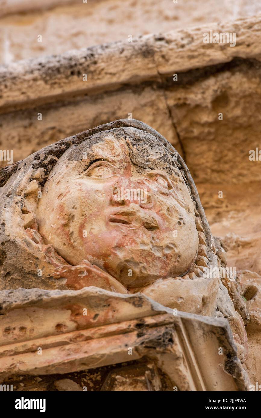 Wasserspeier oder Steinskulptur an der Seite eines historischen oder antiken Gebäudes, dekorativ geformter Wasserspeier an der historischen Kirche. Stockfoto