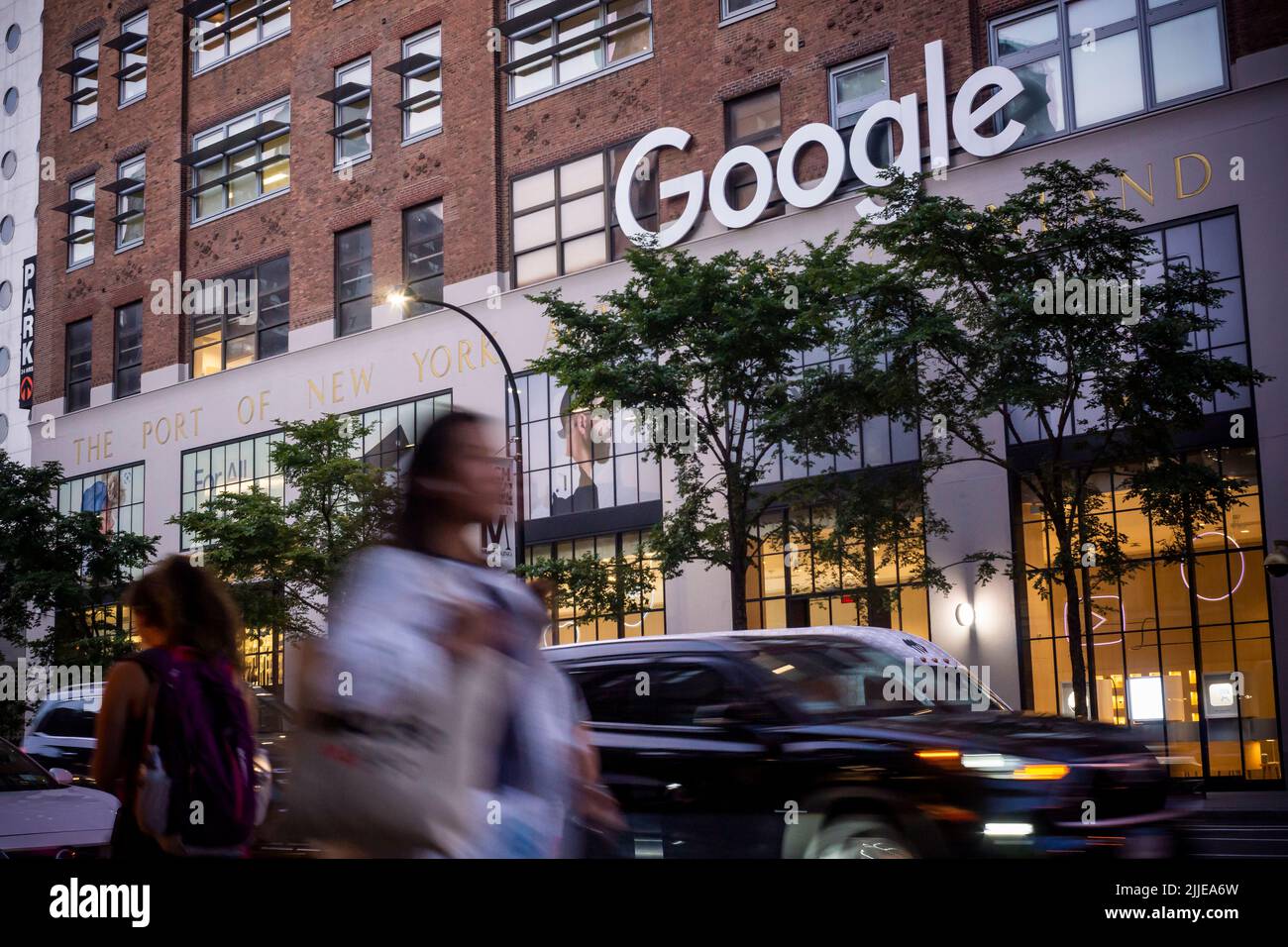Das Google-Logo auf ihrem Gebäude in der 8. Avenue 111 in New York am Dienstag, den 19. Juli 2022. (© Richard B. Levine) Stockfoto