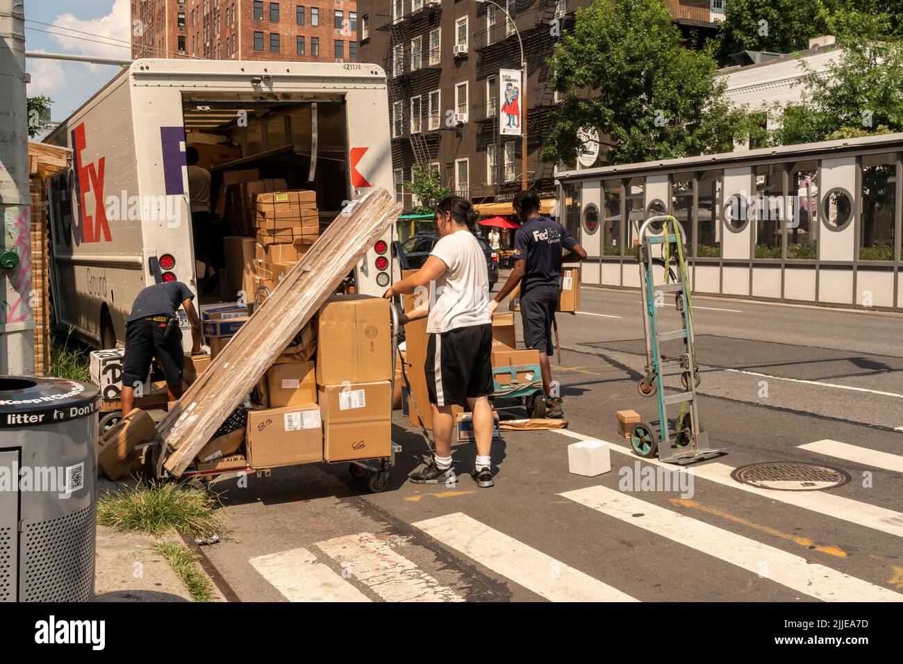 FedEx-Mitarbeiter sortieren die Lieferungen am Mittwoch, den July207. 2022, in der Hitze in Chelsea in New York. (© Richard B. Levine) Stockfoto