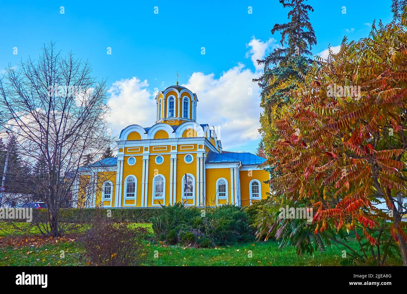 Der malerische Herbstpark mit Blick auf die restaurierte Auferstehungskirche St. Michael und St. Fedor, Tschernihiw, Ukraine Stockfoto