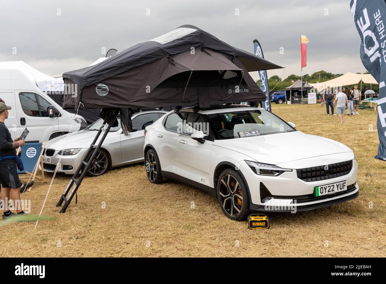 Polestar 2 mit Dachzelt beim Carfest Stockfoto