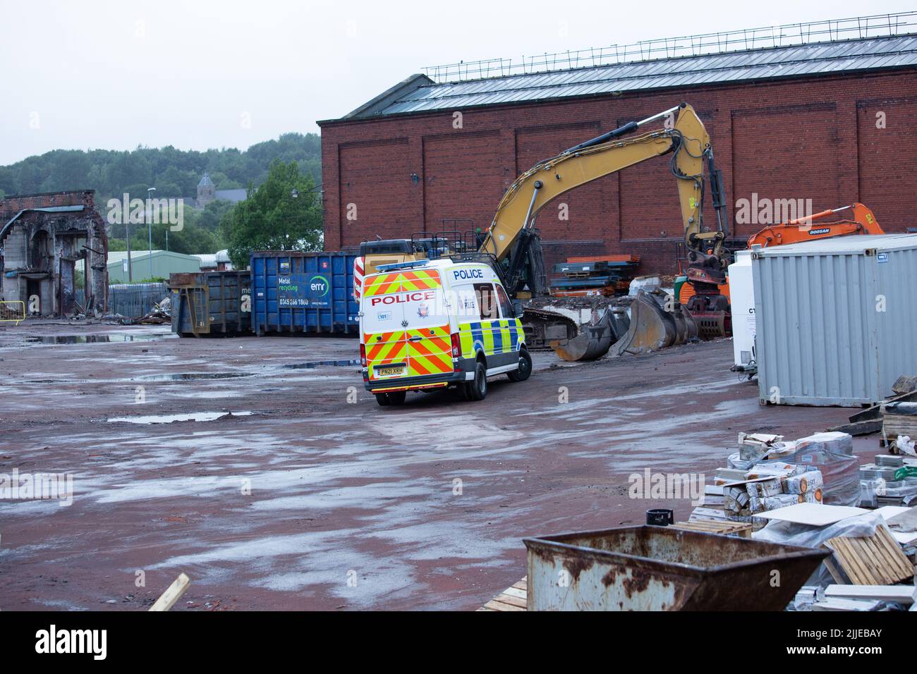 25.7.2022 Oldham Greater Manchester Eine starke Polizeipräsenz in der Bismark House Mill, wo menschliche Überreste am Standort des Lagerfeuers in Oldham gefunden wurden. Stockfoto