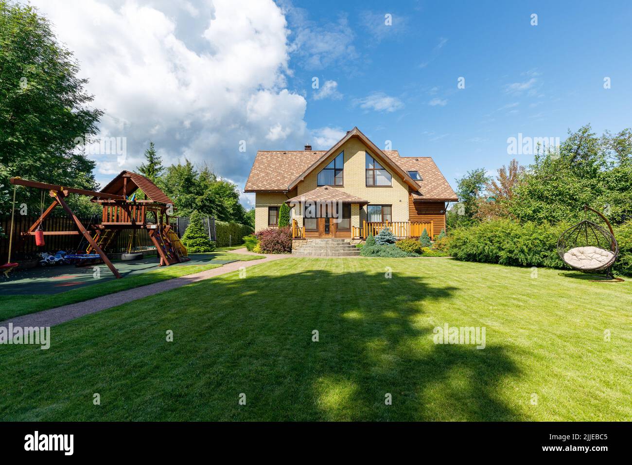 Foto eines schicken Landhauses an einem sonnigen Tag Stockfoto