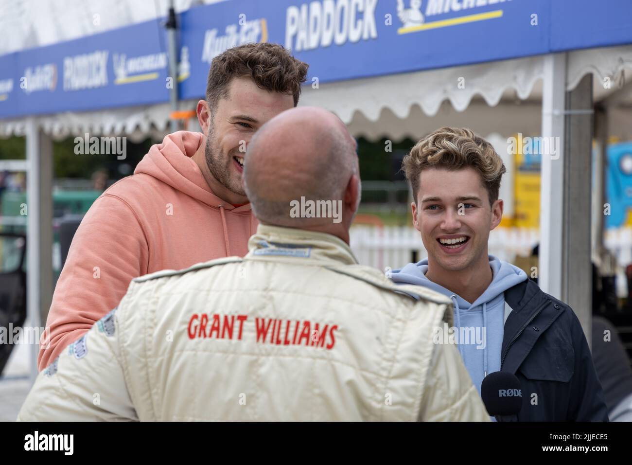 Grant Williams mit AJ Pritchard und Curtis Pritchard Stockfoto