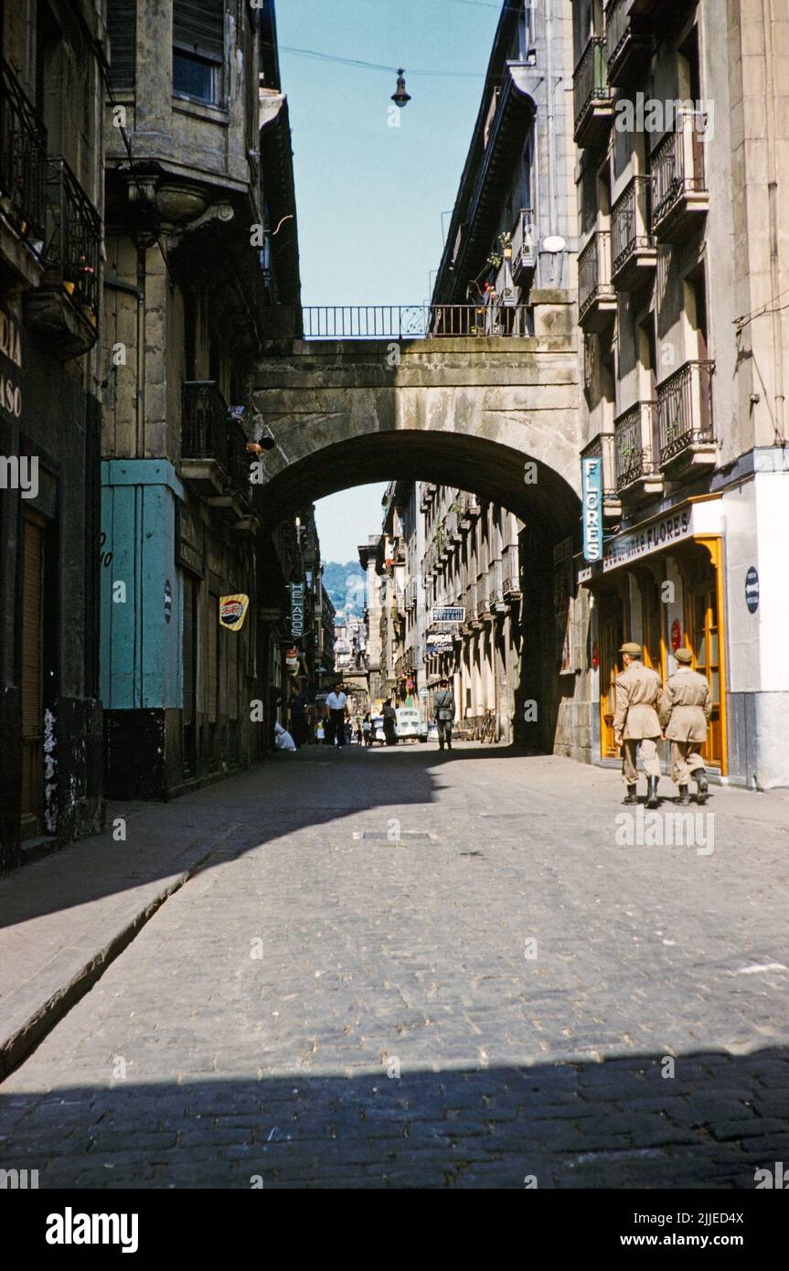 Soldaten gehen entlang der historischen gepflasterten Straße in der Altstadt, Parte Vieja, San Sebastian, Donostia–San Sebastián, Nordspanien 1959 Stockfoto