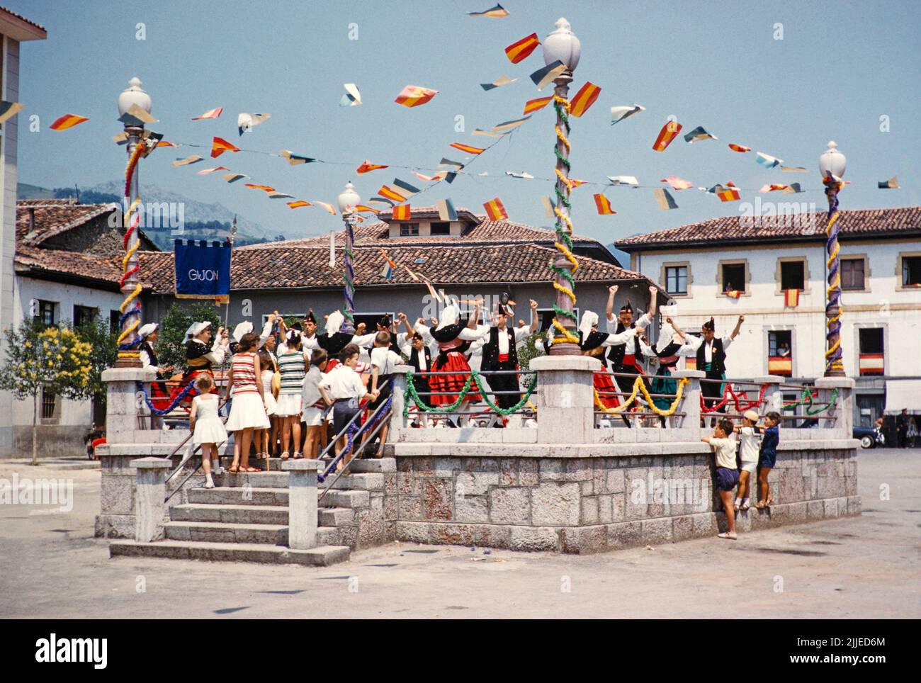 Traditionelle asturische Volkstanzgruppe aus Gijon perfomr in Dorf, Asturien, Nordspanien 1959 Stockfoto