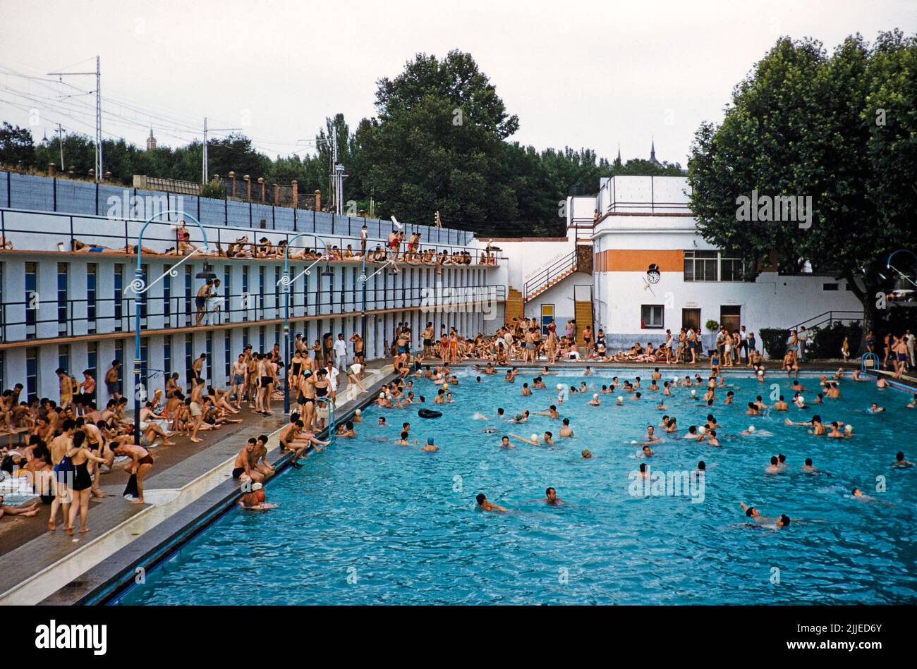 Überfülltes Freibad, Madrid, Spanien 1959 Stockfoto