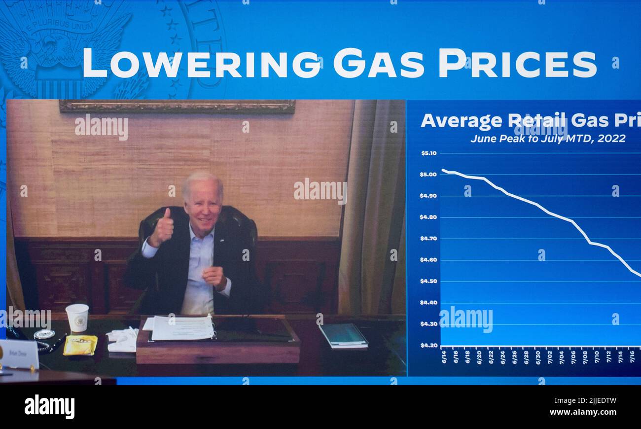 Washington, Vereinigte Staaten. 22.. Juli 2022. US-Präsident Joe Biden nimmt am Freitag, den 22. Juli 2022, virtuell an einem Treffen über die Fortschritte bei der Senkung der Gaspreise für amerikanische Familien im South Court Auditorium auf dem Campus des Weißen Hauses in Washington, DC Teil. Quelle: Rod Lampey/Pool via CNP/dpa/Alamy Live News Stockfoto