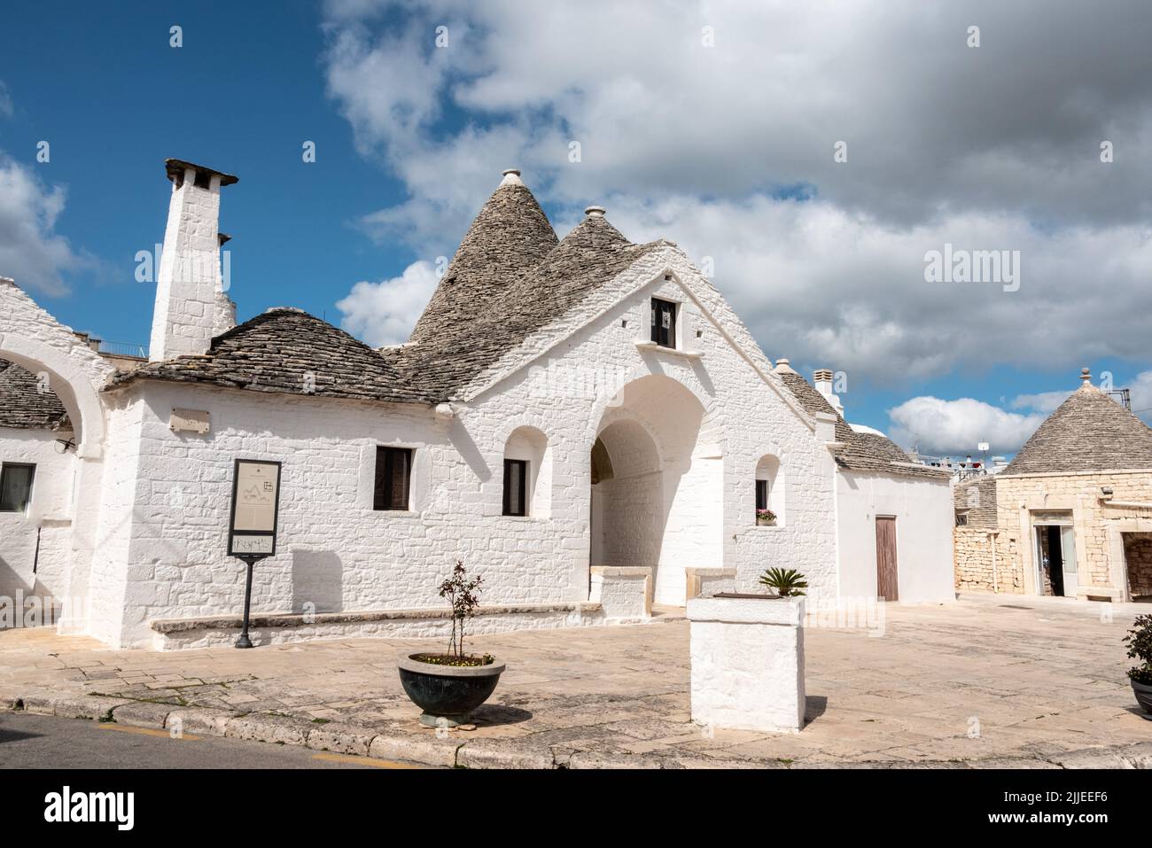 Berühmter Trullo Sovrano in Alberobello, Süditalien Stockfoto