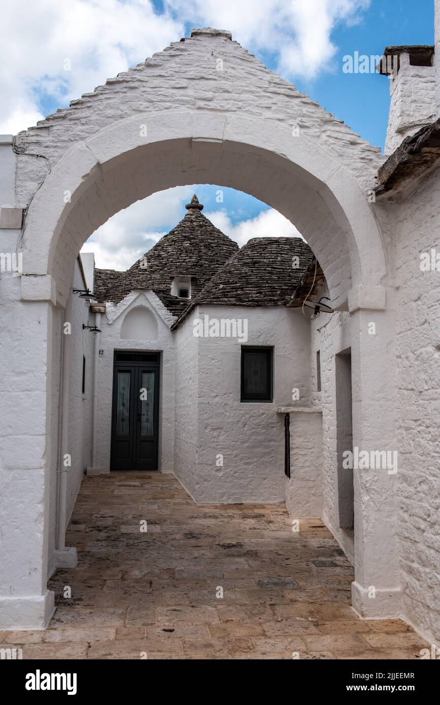 Malerischer Eingang zu einem Trullo in Alberobello, Italien Stockfoto