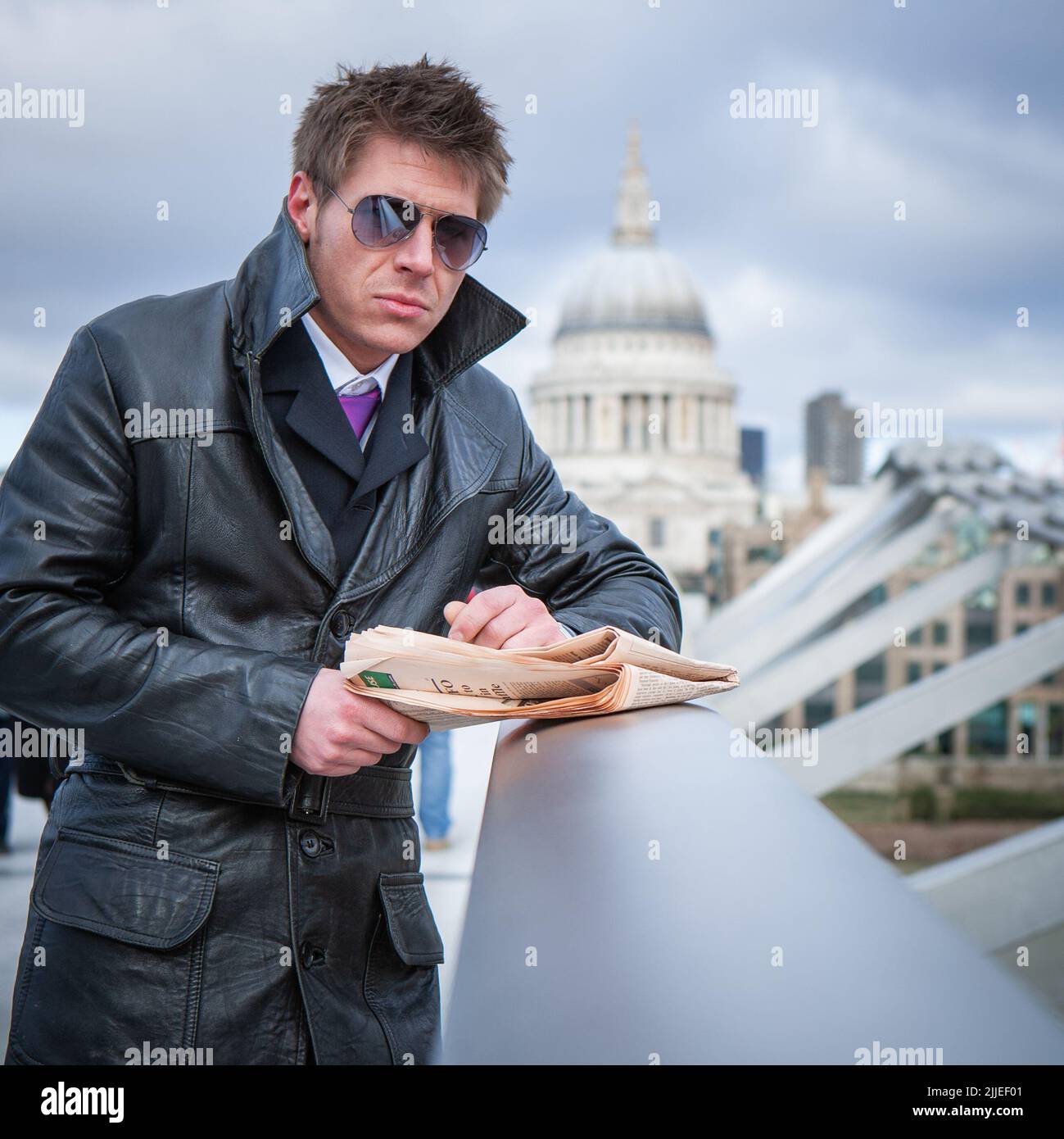 Undercover Agent; verdeckte Operationen. Ein Spion in einer verdeckten Operation auf der Millennium Bridge, London; aus einer Reihe von Bildern mit dem gleichen Charakter. Stockfoto