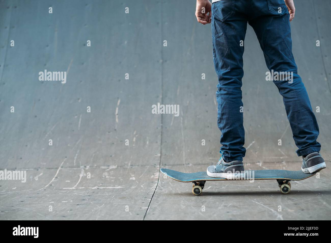 Urban Skater Freizeit Lifestyle man Park Rampe Stockfoto