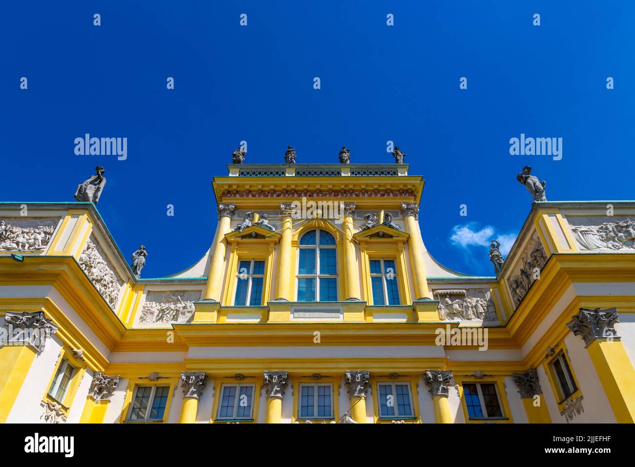 Gelbes Äußere des barocken königlichen Wilanow-Palastes aus dem 17.. Jahrhundert, geschmückt mit Büsten, Pilastern und Reliefs, Warschau, Polen Stockfoto