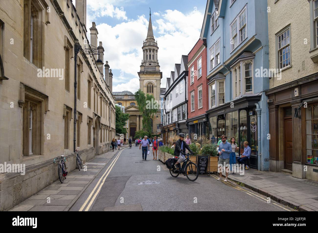 Sehen Sie Touristen und Gebäude in der Turl Street, mit All Saints Church, Library of Lincoln College im Hintergrund, Oxford Oxfordshire, Großbritannien Stockfoto