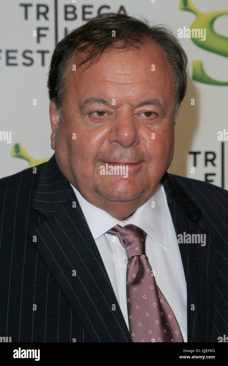 Der Schauspieler Paul Sorvino nimmt am 21. April 2010 an der Premiere des Tribeca Film Festivals 9. „Shrek Forever After“ im Ziegfeld Theatre in New York Teil. Stockfoto