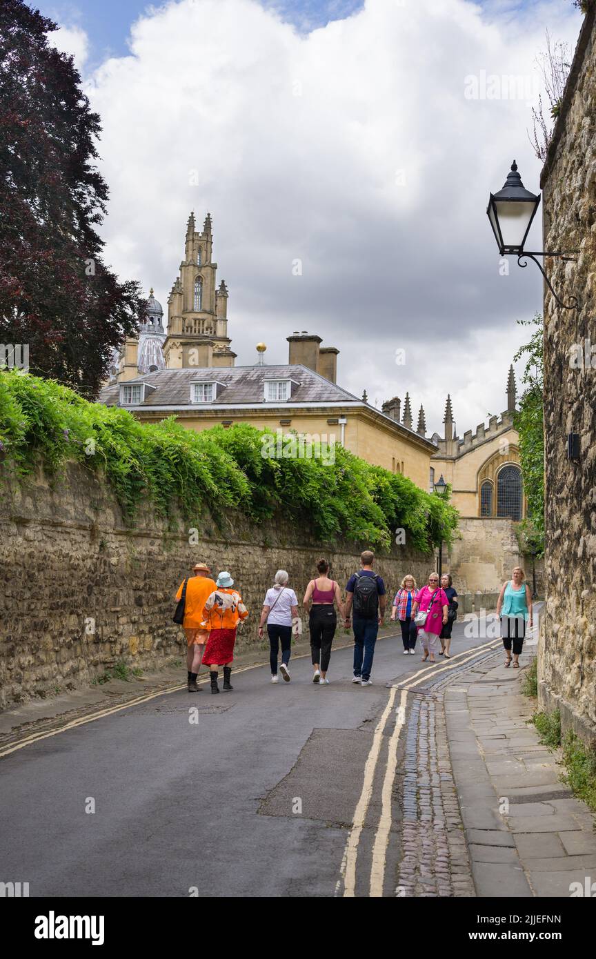 Menschen, die die Queens Lane, Oxford, Großbritannien, entlang gehen Stockfoto