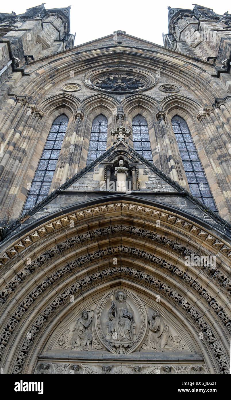 EDINBURGH, SCHOTTLAND - 12. JULI 2022: Vordere (westliche) Erhebung der St. Mary's Episcopal Cathedral, oder der Church of St. Mary the Virgin. Stockfoto
