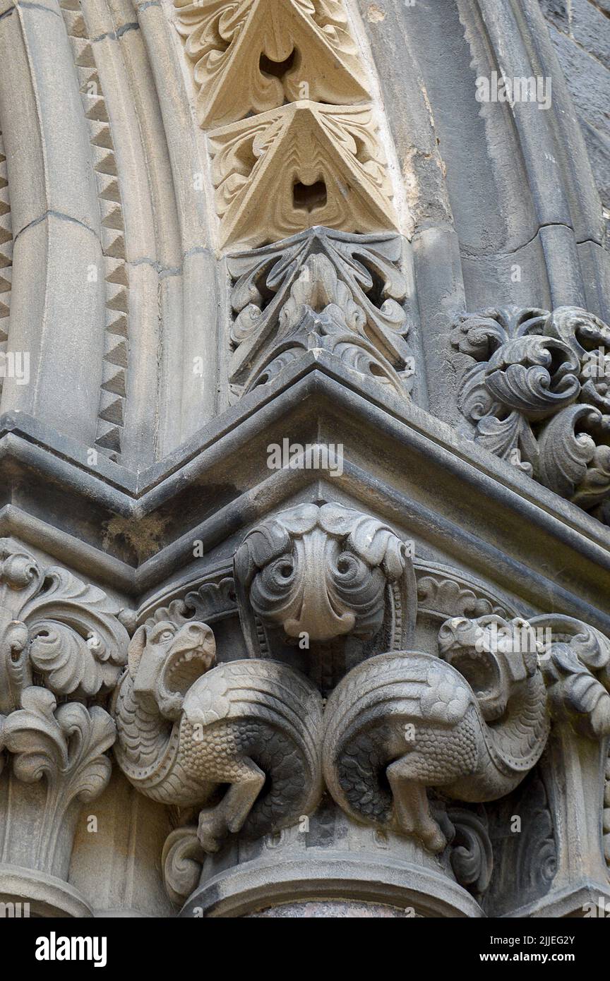 EDINBURGH, SCHOTTLAND - 12. JULI 2022: Kunstvoll geschnitzte Details am Eingang der St. Mary's Episcopal Cathedral oder der Kirche St. Mary the Virgin. Stockfoto