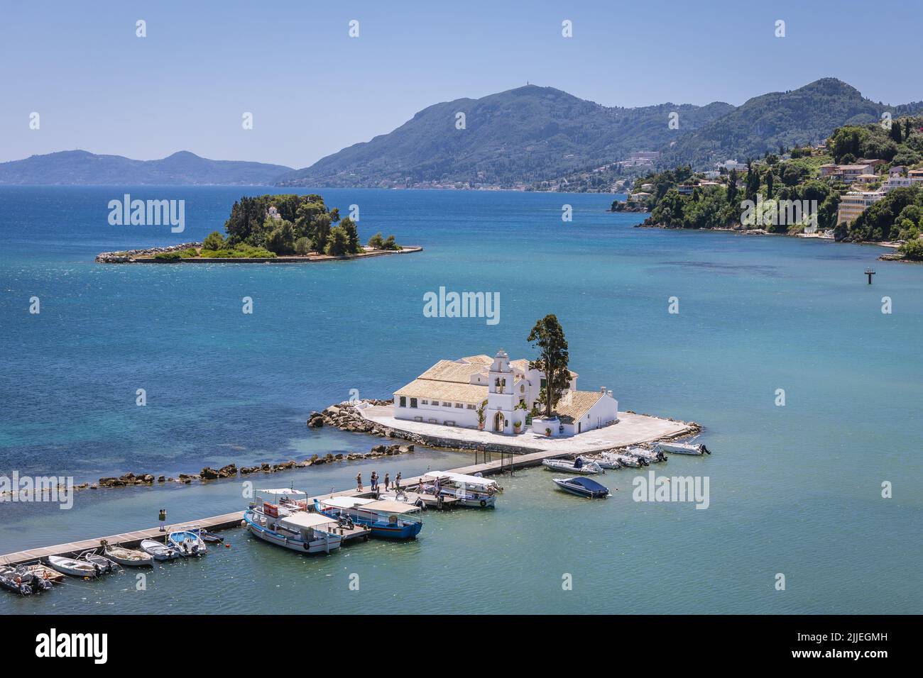 Vlacherna Kloster und Pontikonisi Insel im Kanoni Gebiet der Stadt Korfu auf der Insel Korfu, Ionische Inseln, Griechenland Stockfoto