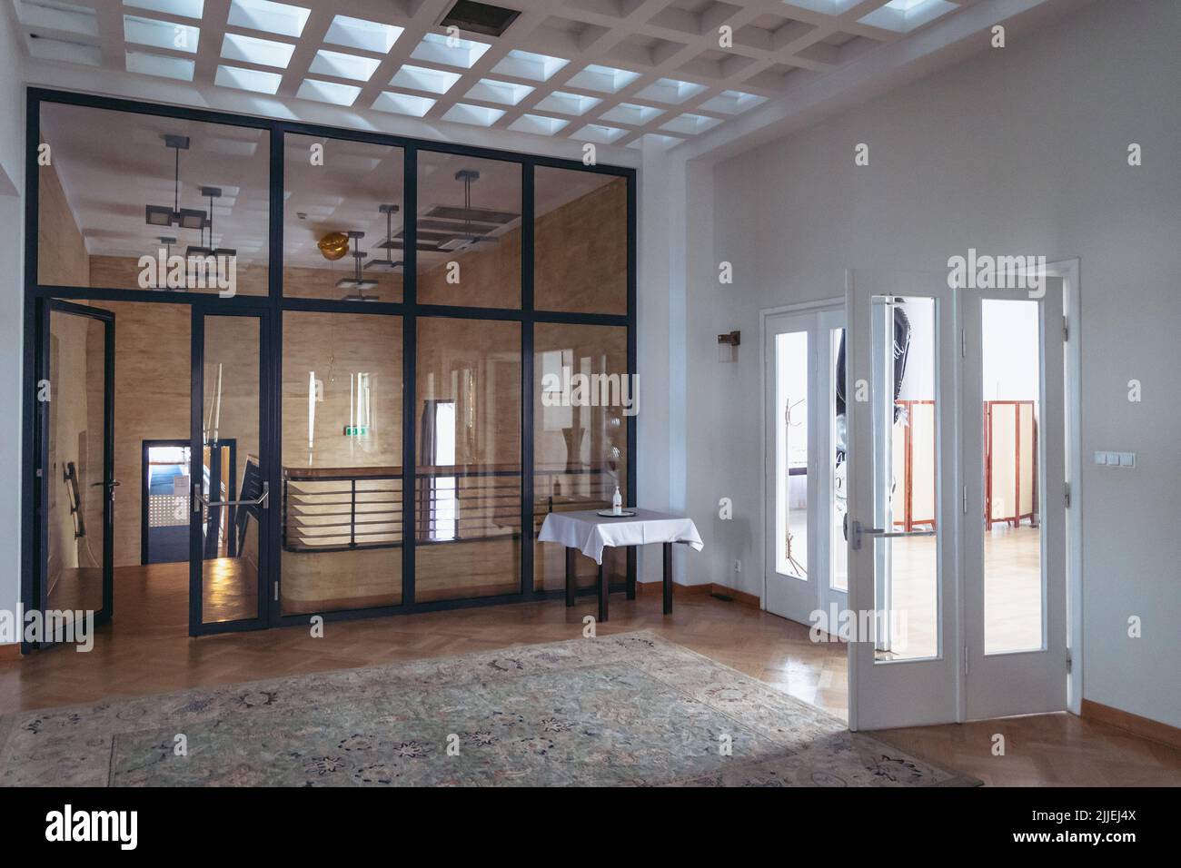 Interieur im modernistischen Stil im Hotel Hutnik - Metallurgist in Stalowa Wola, der Hauptstadt des Bezirks Stalowa Wola in der Woiwodschaft Subkarpaten in Polen Stockfoto