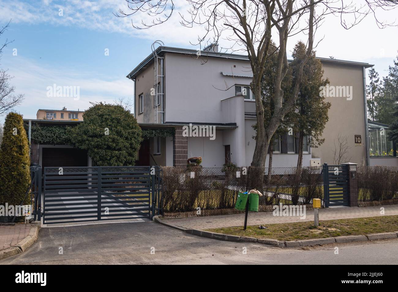 Beispiel einer modernistischen Architektur in der Stefan Wyszynski Straße in Stalowa Wola, Hauptstadt des Bezirks Stalowa Wola in der Woiwodschaft Subkarpaten, Polen Stockfoto